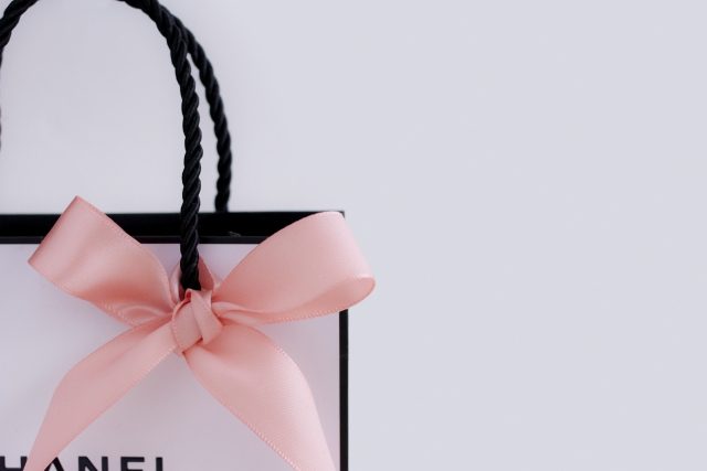 シャネルはプレゼントに、これが欲しい♡女性に喜ばれるプレゼント