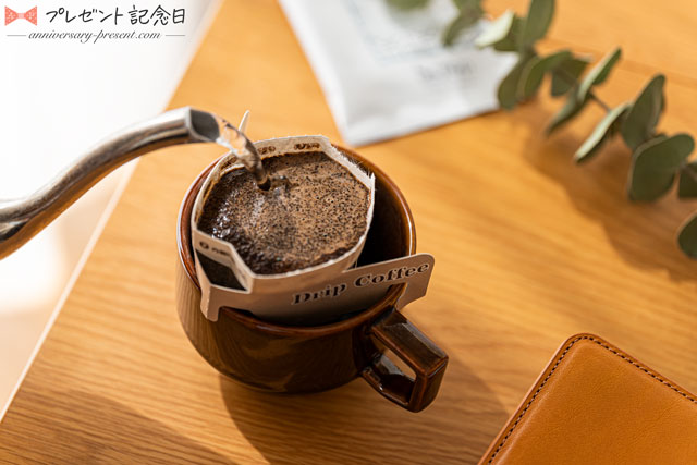 コーヒーギフトのおすすめの選び方。ドリップコーヒーを淹れている写真