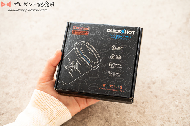 エペイオス（EPEIOS）のコーヒーを飲んでみた詳細レビュー・口コミ。エペイオスのインスタントコーヒー・クイックショット、パッケージと手に持ったサイズ感