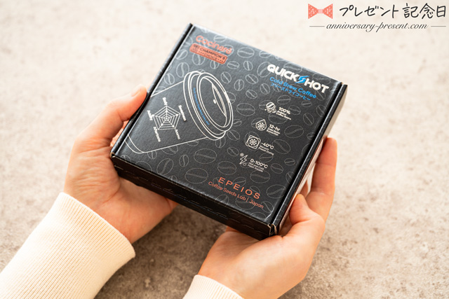 エペイオス（EPEIOS）のコーヒーを飲んでみた詳細レビュー・口コミ。エペイオスのインスタントコーヒー・クイックショット、両手で持った箱のサイズ