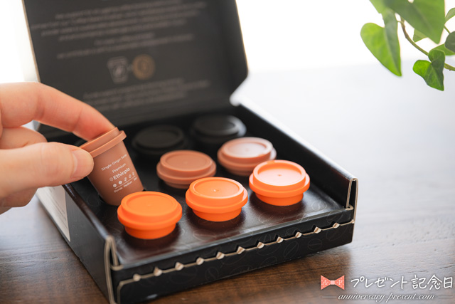 エペイオス（EPEIOS）のコーヒーを飲んでみた詳細レビュー・口コミ。エペイオスのインスタントコーヒー・クイックショットのカップを持った写真