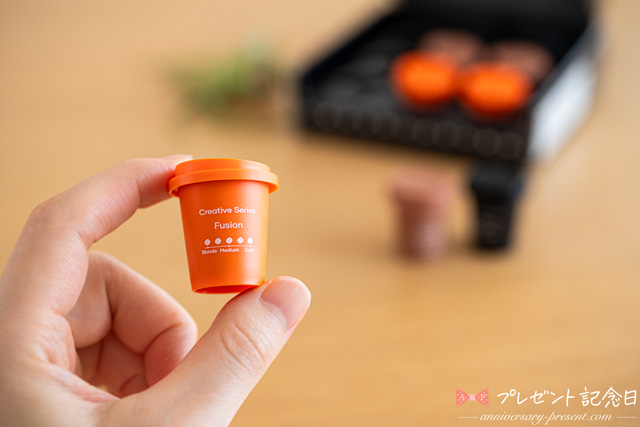 エペイオス（EPEIOS）のコーヒーを飲んでみた詳細レビュー・口コミ。エペイオスのインスタントコーヒー・クイックショットを手に持ったサイズ感