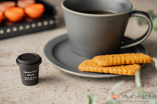 エペイオス（EPEIOS）のコーヒーを飲んでみた詳細レビュー・口コミ。エペイオスのインスタントコーヒー・クイックショット、エスプレッソシリーズを飲んでいる写真